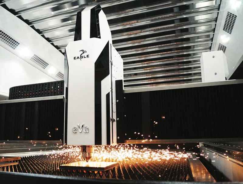 Impianto di taglio laser a fibra Eagle eVision 2040 F6.0 installato in V-Mecc